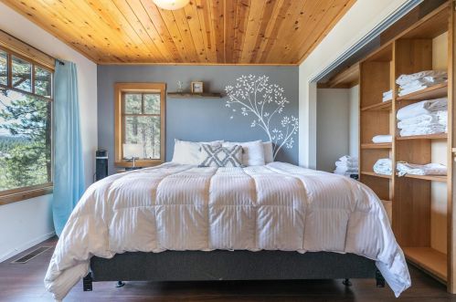 10146 Olympic Blvd, Truckee CA  96161-1701 exterior