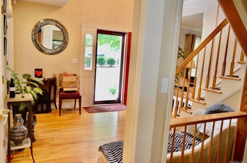 2 Drake Ln, White Plains NY  10607-2215 exterior