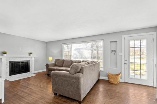 299 Maplewood Dr, Canonsburg, PA 15317-3223