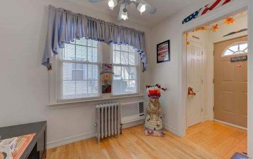 35 Stratford Ave, Williston Park, NY 11596-1848