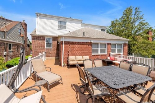 8 Acorn Rd, East Rockaway NY  11518-2103 exterior