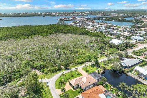 999 Valley Dr, Bonita Springs FL  34134-7438 exterior