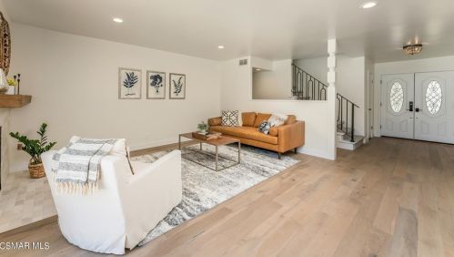 5226 Edgeware Dr, Calabasas CA  91301-2319 exterior