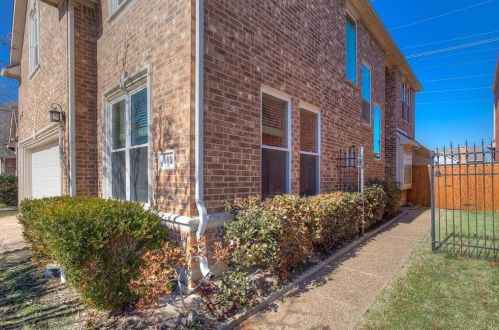 601 Poplar Ln, Irving, TX 75063-4204