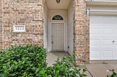 1124 Brown Crest Rd, Burleson, TX 76028-8642