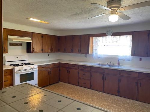 2007 Stanton Ave, New Castle, PA 16101-5221