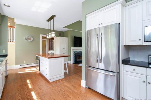 98 Ryefield Rd, Middletown CT  06457-5700 exterior