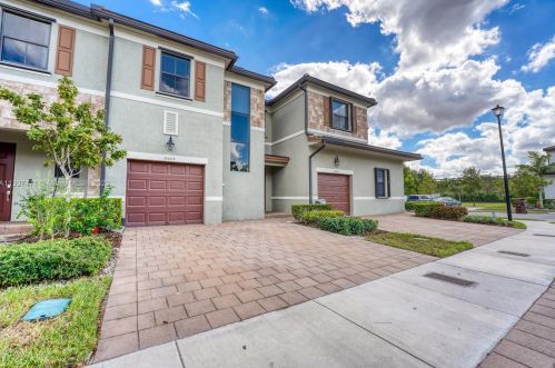 10009 32nd Ln, Hialeah, FL 33018-1703