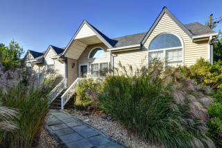 6 Ferris St, Hither Plains, NY 11954-5322