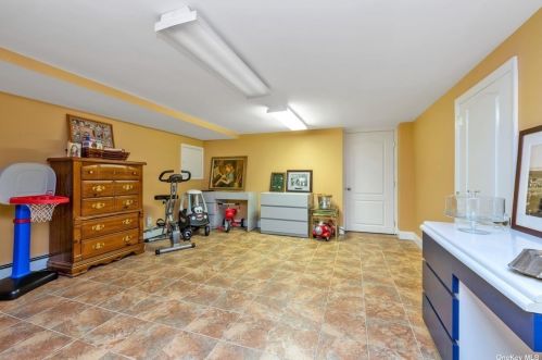 8 Acorn Rd, East Rockaway NY  11518-2103 exterior