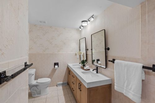 2414 Lagoon Ct, Thiensville WI  53092-5549 exterior