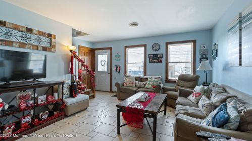 8 Harborside Dr, Pelican Island NJ  08751-1316 exterior