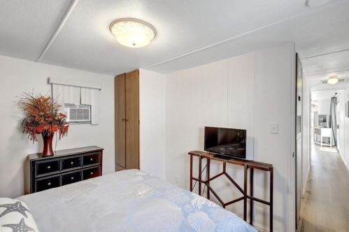 66 Hummingbird Ln, Oceanside CA  92057-6450 exterior