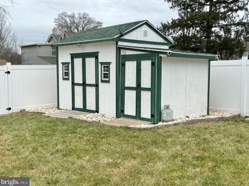 35 Wilbur Henry Dr, Florence NJ  08518-2701 exterior