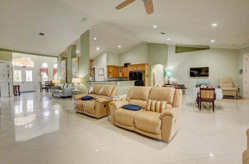 160 Saratoga Ave, Fort Pierce FL  34953-5974 exterior