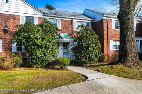39 Manor Dr, Tinton Falls, NJ 07712-2568