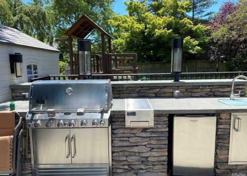 563 Linda Ln, Woodsburgh NY  11598-1524 exterior