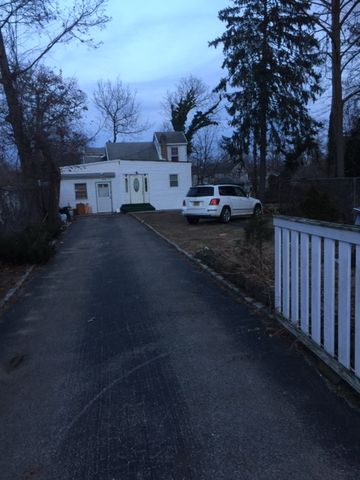 13 Ash Pl, Wheatley Heights, NY 11798-3901