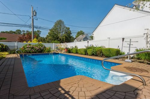 3766 Hudson Ave, Seaford NY  11783-2319 exterior