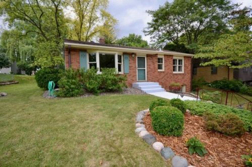 2741 Churchill St, Saint Paul, MN 55113-2003