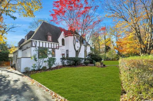 48 Beverly Rd, Great Neck, NY 11021-1445