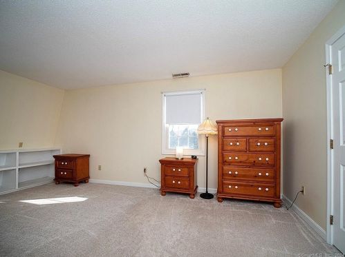 40 Sugar Hill Rd, North Haven CT  06473-4013 exterior