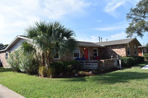 5611 Teakwood Dr, Galveston, TX 77551-5565