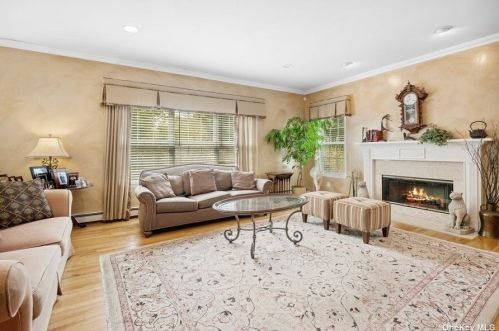 81 Stoothoff Rd, Elwood NY  11731-3917 exterior