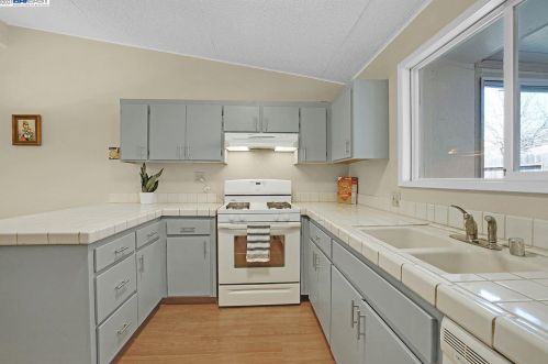 27065 Portsmouth Ave, Hayward CA 94545-3324 exterior