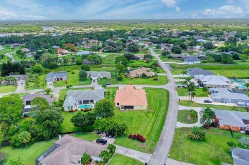 160 Saratoga Ave, Fort Pierce FL  34953-5974 exterior