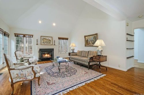 72 Brook Hills Cir, White Plains, NY 10605-5006