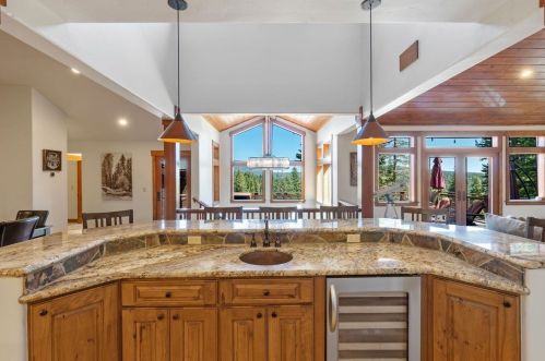 11298 Ski Slope Way, Truckee CA  96161-6603 exterior