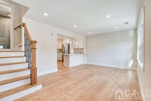 204 Grove Ave, Woodbridge NJ  07095-2337 exterior