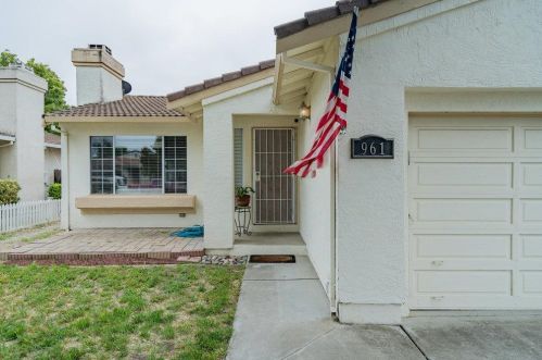 961 B St, Hollister, CA 95023-4464