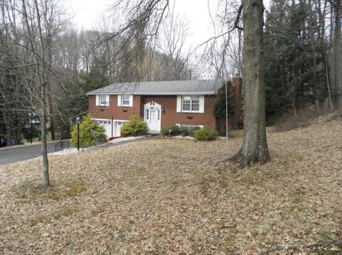 1014 Sleepy Hollow Rd, Jeannette, PA 15644-4402