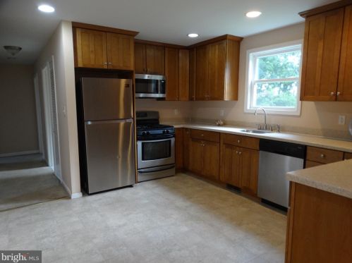 834 Hughes Dr, Trenton NJ  08690-1208 exterior