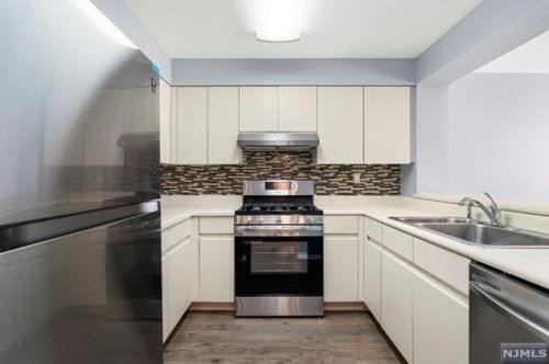 303 Hancock Ct, Edgewater NJ  07020-1604 exterior