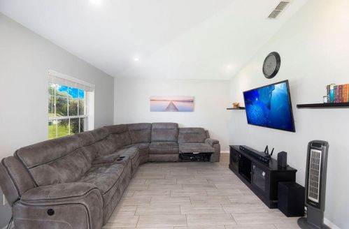 330 Ridgecrest Dr, Fort Pierce, FL 34953-5917