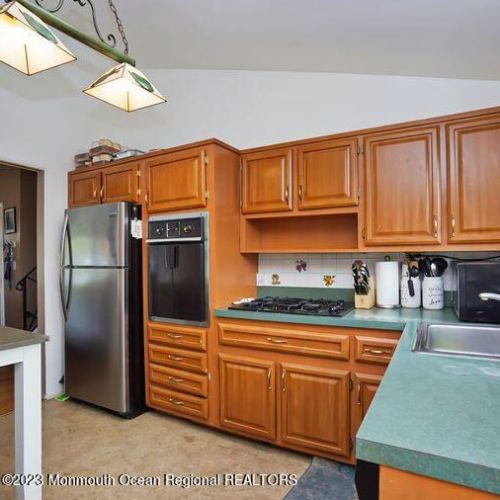 62 Annapolis Dr, Hazlet NJ  07730-2354 exterior