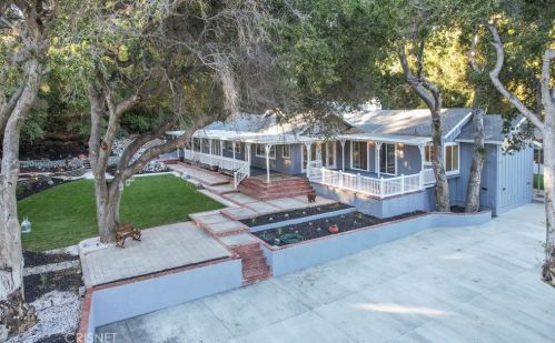 16241 Ravenglen Rd, Santa Clarita, CA 91387-4017