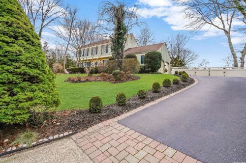 12 Samuels Path, Miller Place, NY 11764-1920