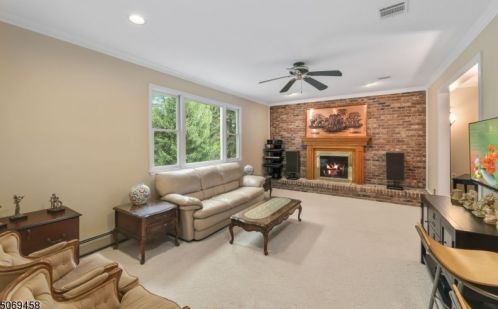 43 Mdw Blf Rd, Greystone Park NJ 07950-1951 exterior