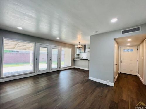 927 University Ave, Bakersfield, CA 93305-1519