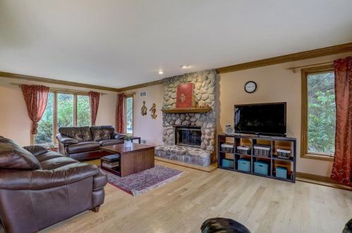 2234 Glenbrook Ln, Thiensville WI  53092-3116 exterior