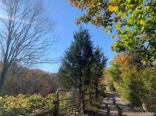 2705 Lighthouse Rd, Southold NY  11971-3107 exterior