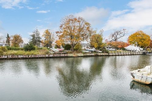 15 Western Concourse, Amityville, NY 11701-4125