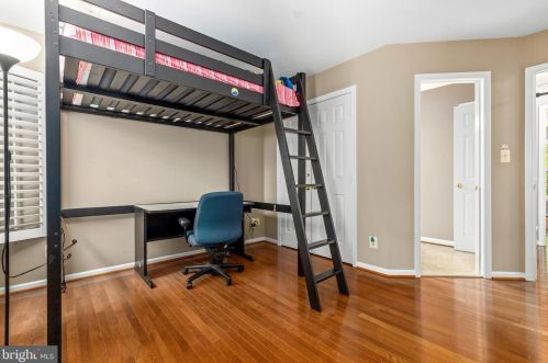 8006 Middlewood Pl, Springfield VA  22153-1928 exterior