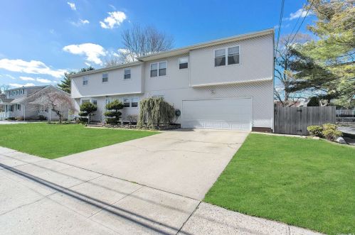 690 Everdell Ave, West Islip, NY 11795-3323