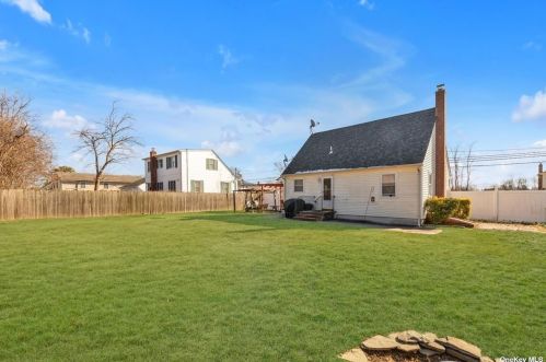 322 Robbins St, North Lindenhurst, NY 11757-1432