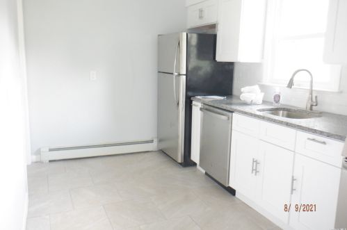 34 Liberty Ave, North Lindenhurst NY  11757-4824 exterior